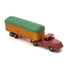 Vue de trois quarts avant du camion Dinky Supertoys Willème rouge avec remorque orange et bâche verte