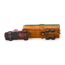 Vue du dessous du châssis du camion Dinky Supertoys montrant les inscriptions Meccano Made in France 36 et 36B