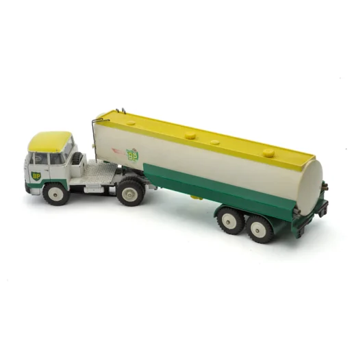 Vue de profil du tracteur Unic et de la semi-remorque citerne Air BP