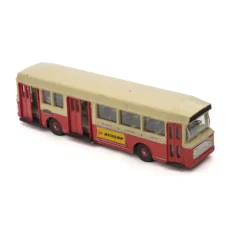 Vue de trois quarts avant de l'autobus miniature Dinky Supertoys Berliet P.C.M. avec publicité Dunlop