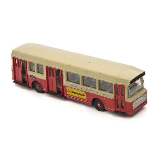 Vue de trois quarts avant de l'autobus miniature Dinky Supertoys Berliet P.C.M. avec publicité Dunlop