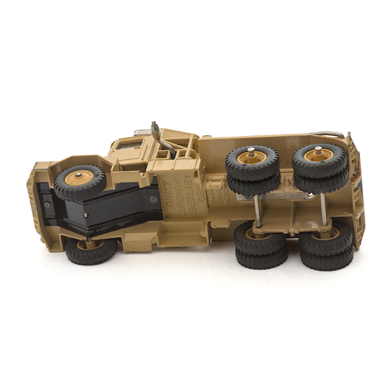 Vue arrière du camion Dinky Toys Berliet GBO montrant la chèvre de levage et le plateau