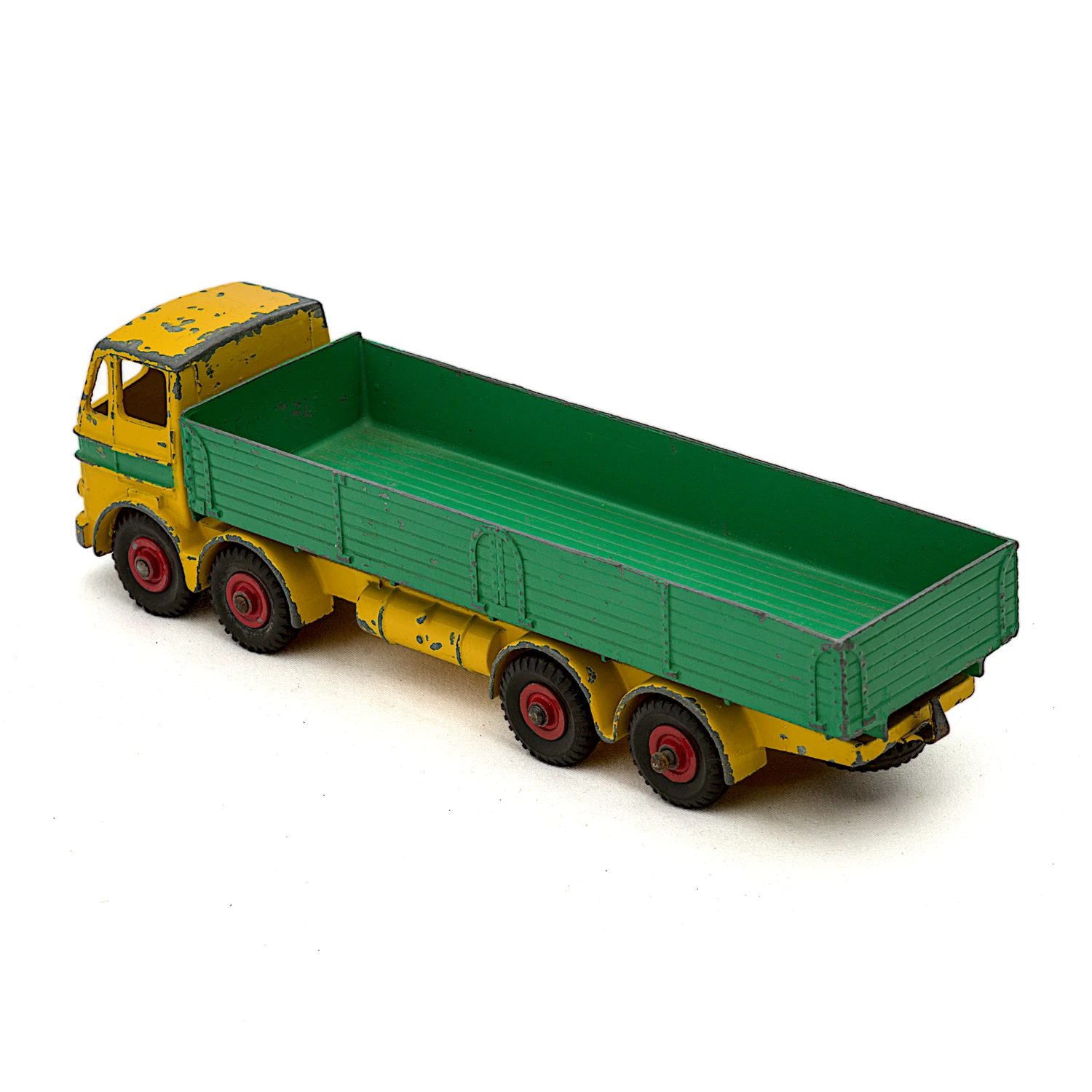 Camion Dinky Supertoys Leyland Octopus vue arrière montrant le pneu manquant