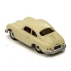 Vue de trois quarts arrière de la voiture miniature Porsche 356A Dinky Toys montrant les feux arrière