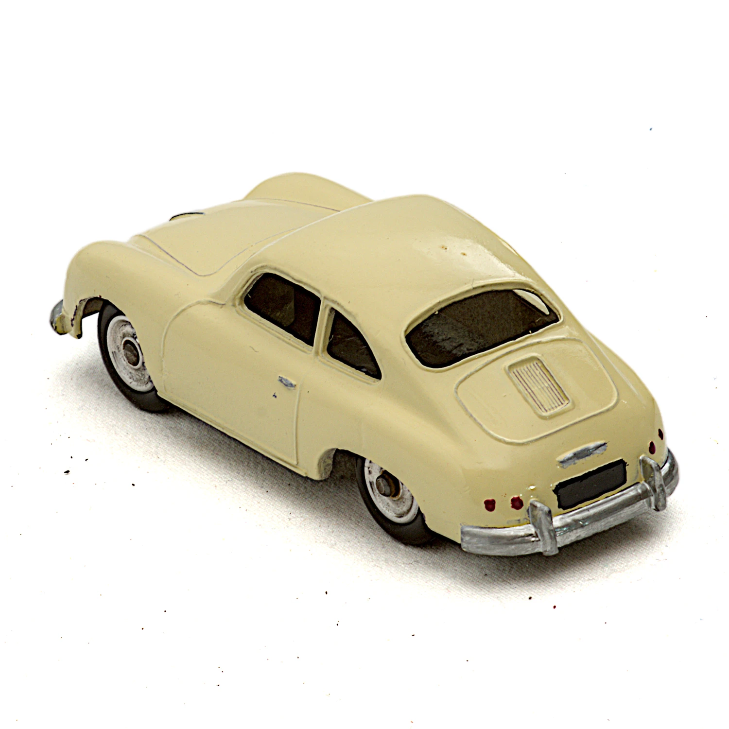 Vue de trois quarts arrière de la voiture miniature Porsche 356A Dinky Toys montrant les feux arrière