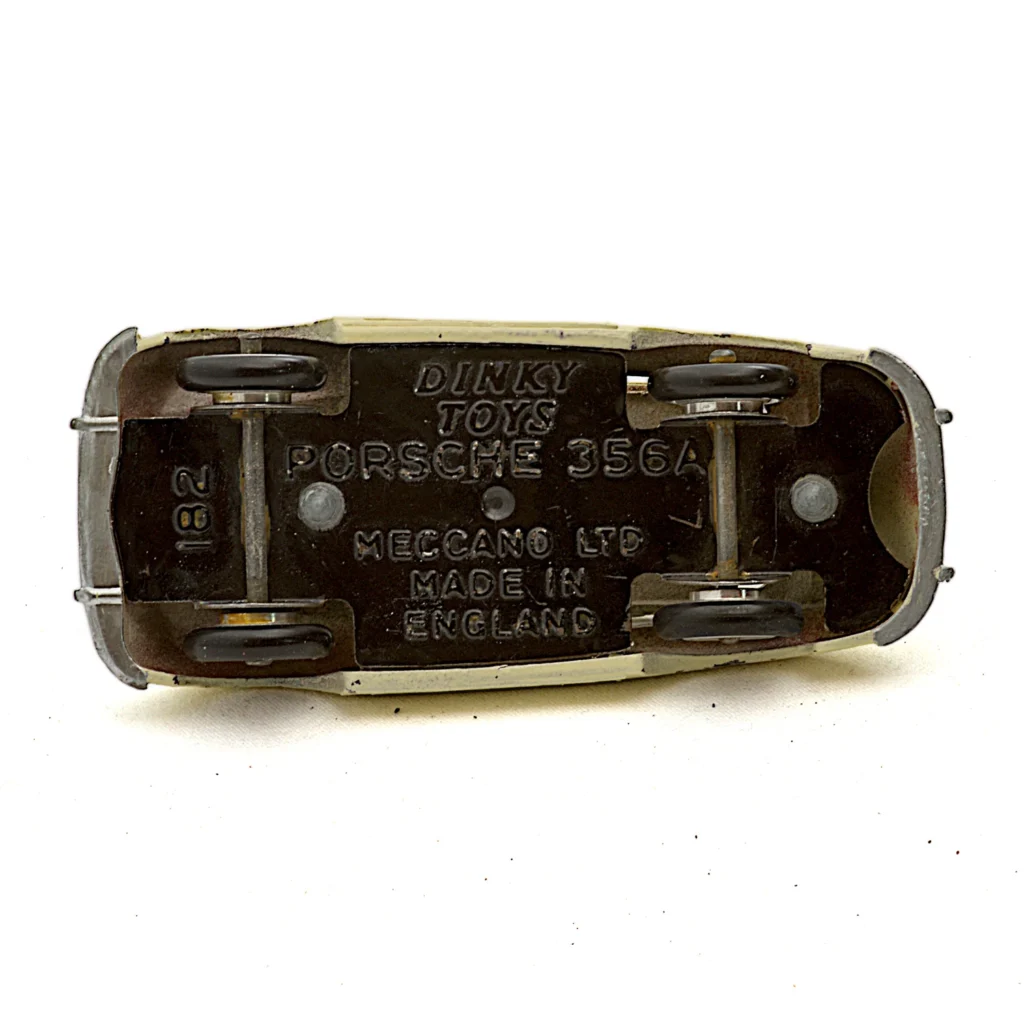 Vue du châssis noir de la Dinky Toys 182 avec les inscriptions Meccano Ltd Made in England et Porsche 356A