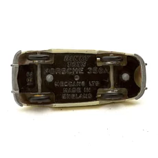 Vue du châssis noir de la Dinky Toys 182 avec les inscriptions Meccano Ltd Made in England et Porsche 356A