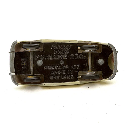 Vue du châssis noir de la Dinky Toys 182 avec les inscriptions Meccano Ltd Made in England et Porsche 356A