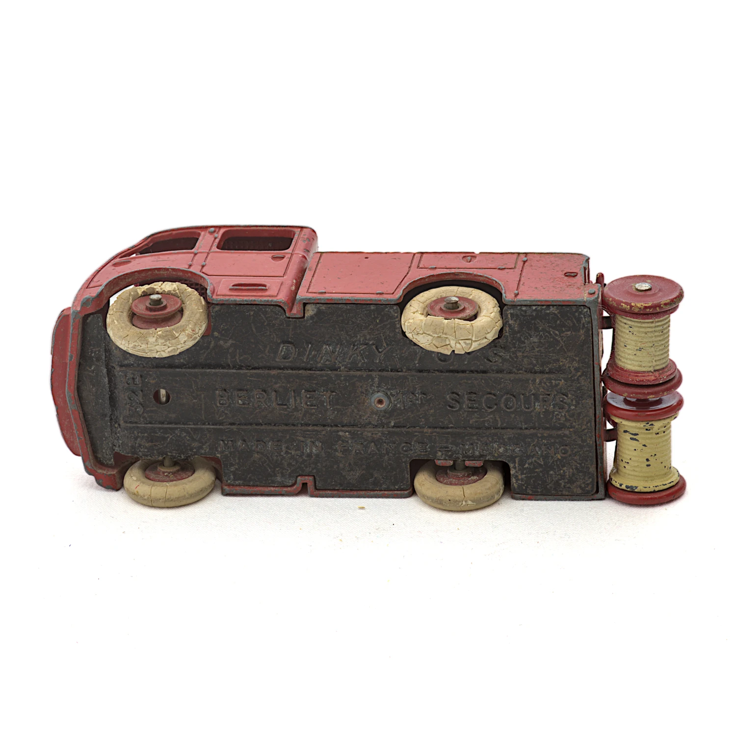 Vue arrière du camion Dinky Toys Berliet avec échelle et dévidoirs