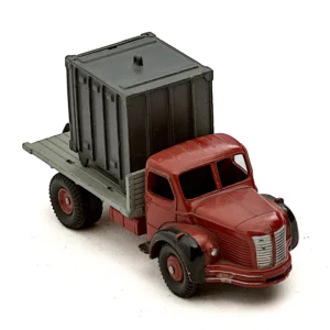 Camion Berliet Dinky Toys 34B rouge avec container gris vu de trois quarts avant