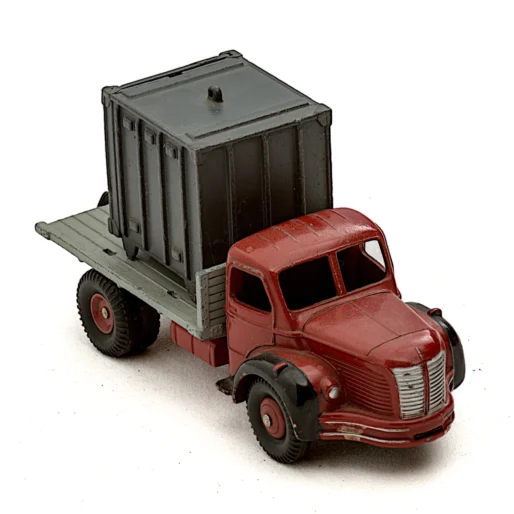 Camion Berliet Dinky Toys 34B rouge avec container gris vu de trois quarts avant