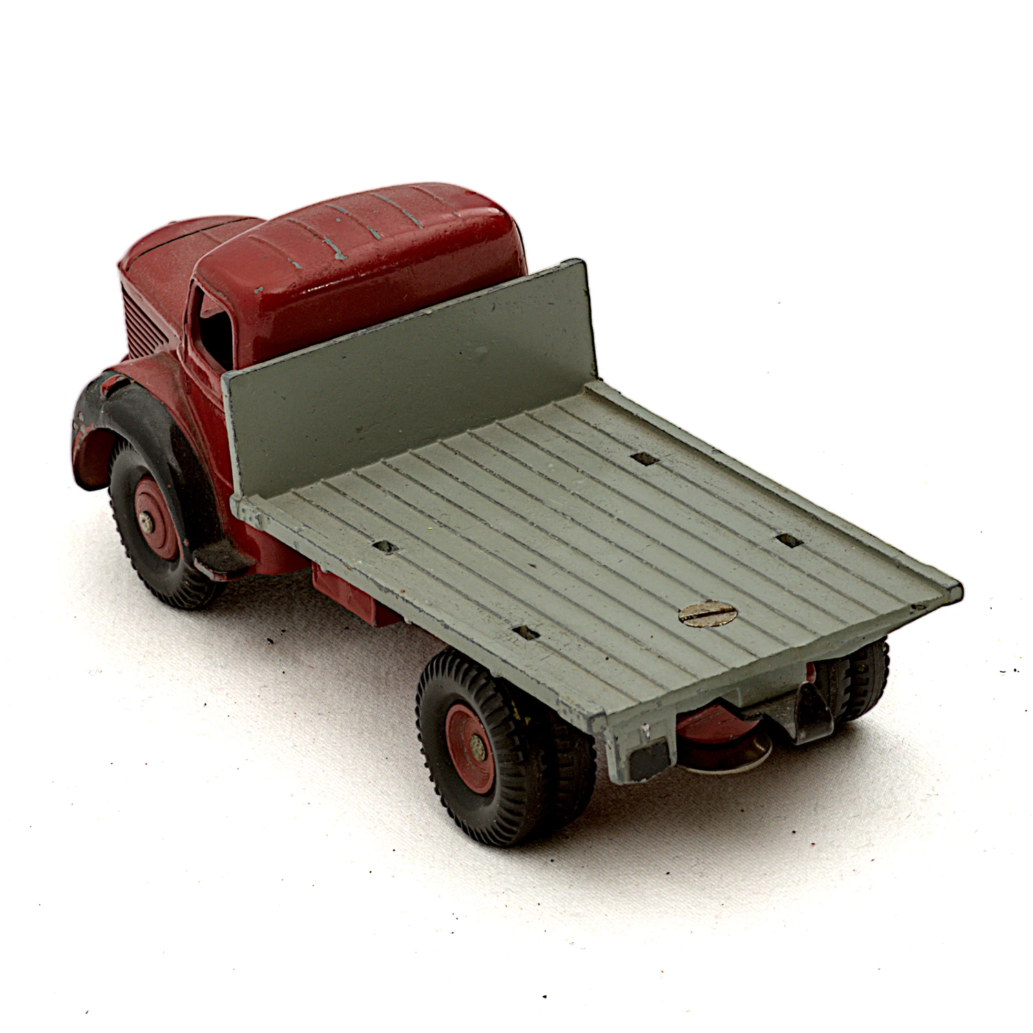 Vue arrière du plateau gris du camion Berliet Dinky Toys sans son container