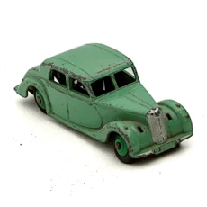 Voiture miniature Dinky Toys 40A Riley Saloon verte vue de trois quarts avant