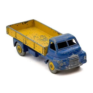 Camion Dinky Toys 522 Big Bedford Lorry bleu et jaune vu de trois quarts avant