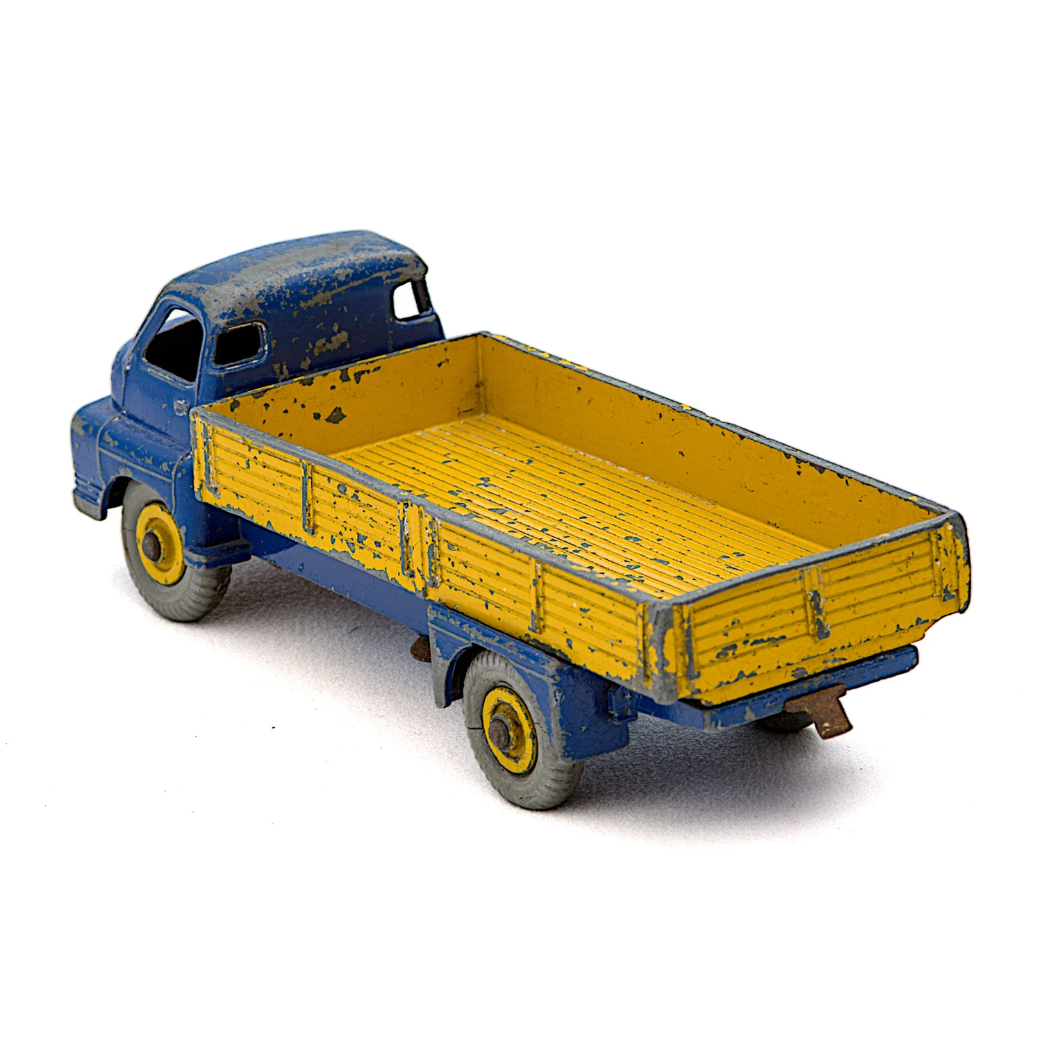 Vue arrière du camion Dinky Toys 522 Big Bedford Lorry montrant la benne jaune