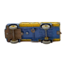 Dessous du châssis du camion Dinky Toys 522 avec inscriptions Meccano Ltd