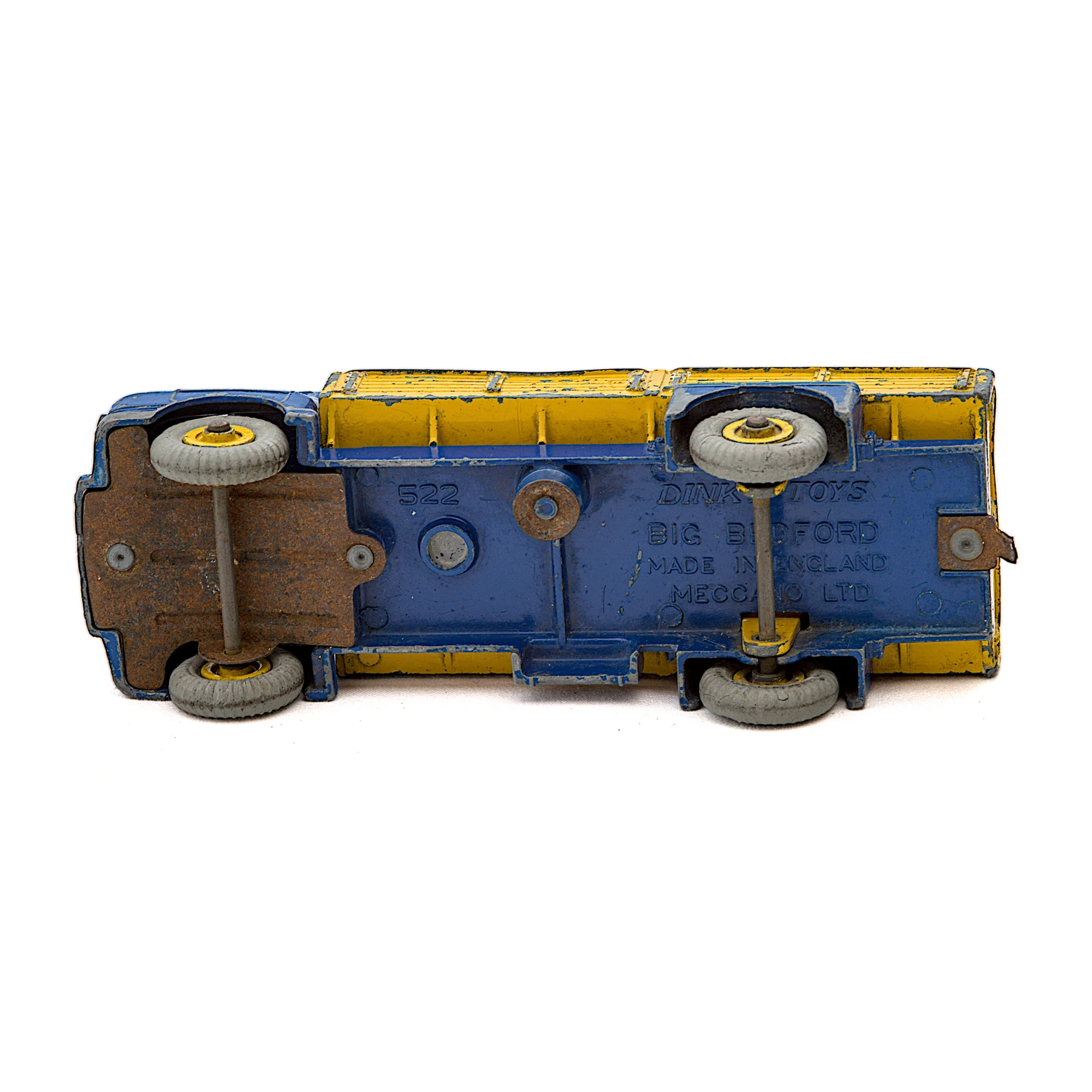 Dessous du châssis du camion Dinky Toys 522 avec inscriptions Meccano Ltd