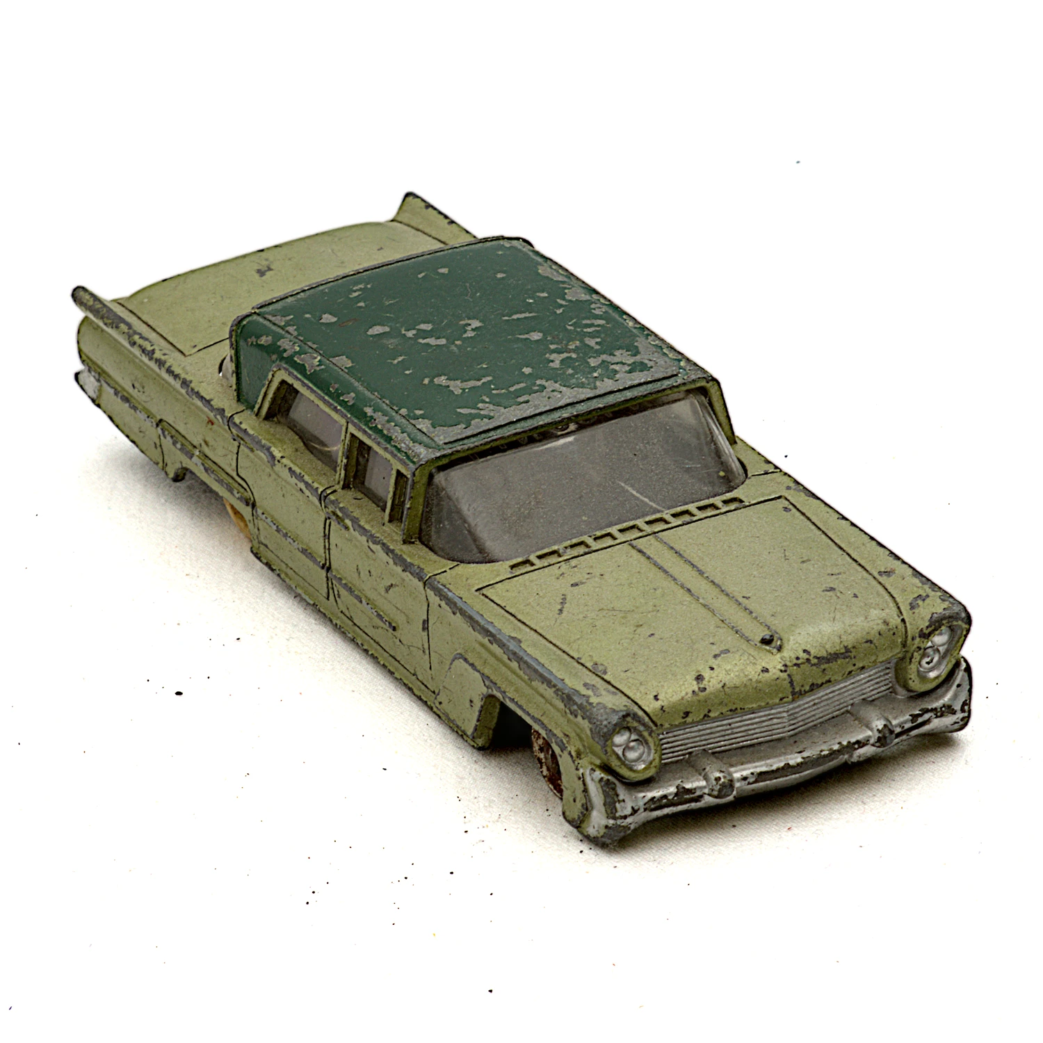 Vue avant et profil de la Dinky Toys 532 Lincoln Premiere verte avec peinture écaillée
