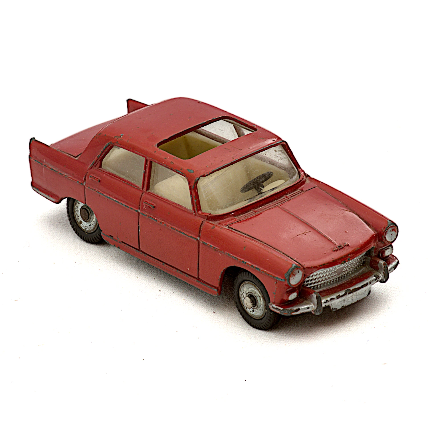 Voiture miniature Dinky Toys Peugeot 404 rouge vue de trois quarts avant