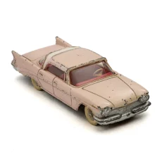 Vue de trois quarts avant de la Dinky Toys Chrysler Saratoga montrant les éclats de peinture
