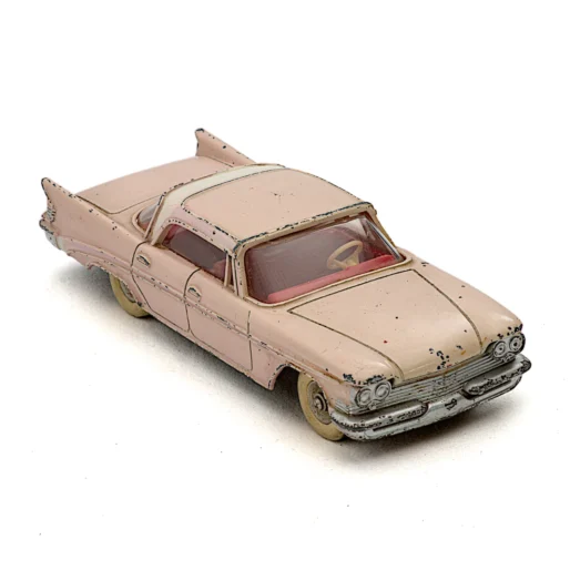 Vue de trois quarts avant de la Dinky Toys Chrysler Saratoga montrant les éclats de peinture