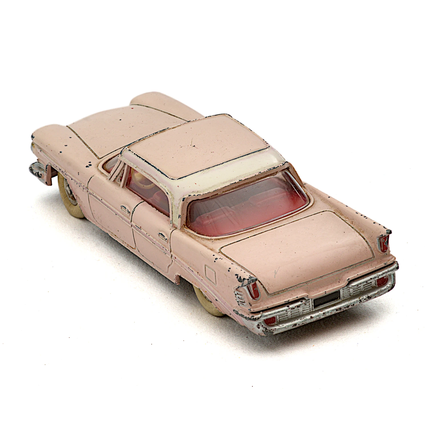 Vue de trois quarts arrière de la miniature Chrysler Saratoga avec ses ailerons