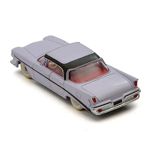 Voiture miniature Dinky Toys Chrysler Saratoga parme vue de trois quarts arrière