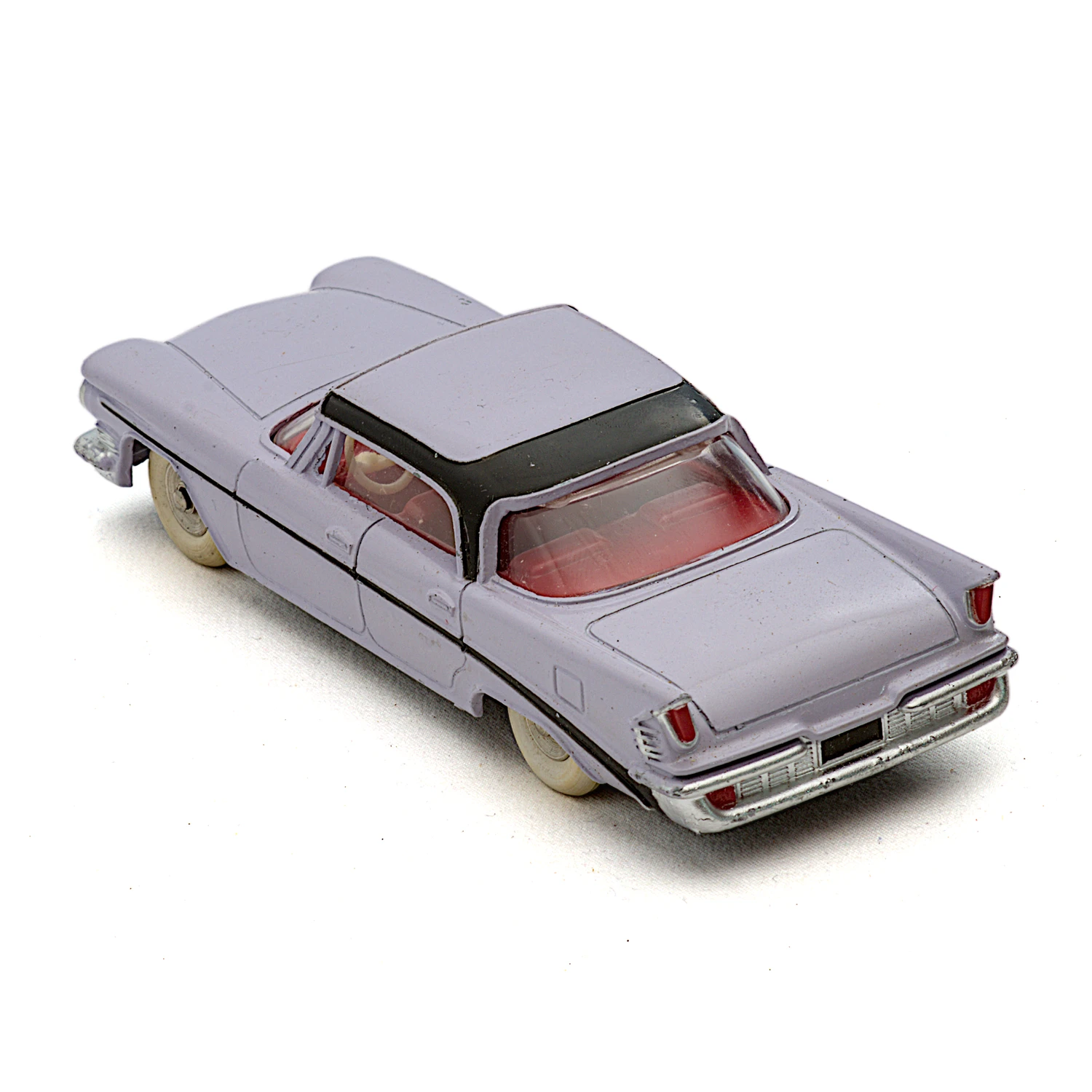 Voiture miniature Dinky Toys Chrysler Saratoga parme vue de trois quarts arrière