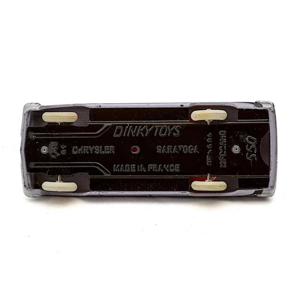 Châssis noir de la Dinky Toys 550 Chrysler Saratoga Made in France