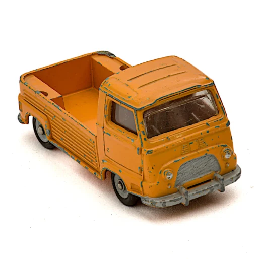 Vue de trois quarts avant de la miniature Dinky Toys Renault Estafette Pick-Up orange avec éclats de peinture