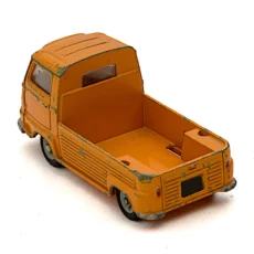 Vue arrière de la miniature Dinky Toys Renault Estafette Pick-Up montrant la benne vide sans bâche