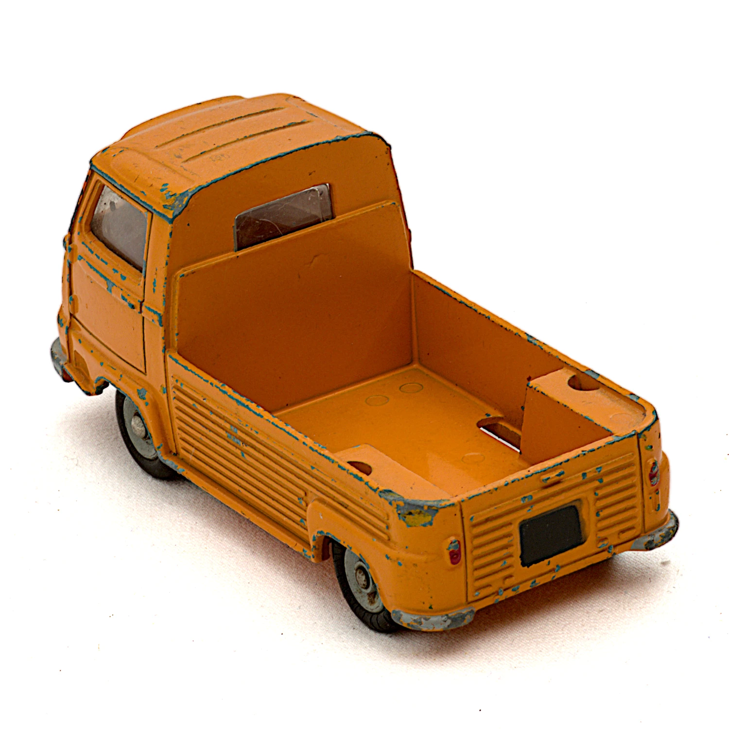 Vue arrière de la miniature Dinky Toys Renault Estafette Pick-Up montrant la benne vide sans bâche