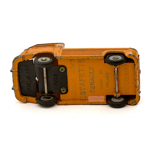 Vue du châssis de la miniature Dinky Toys 563 Renault Estafette avec inscriptions Meccano Made in France
