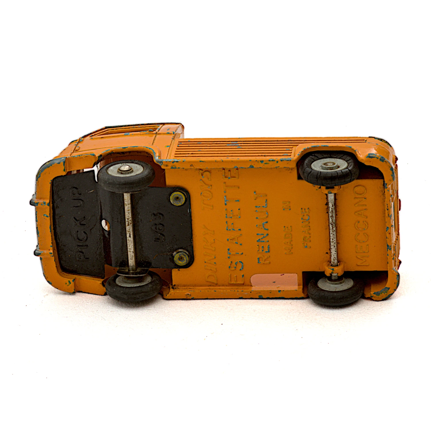 Vue du châssis de la miniature Dinky Toys 563 Renault Estafette avec inscriptions Meccano Made in France
