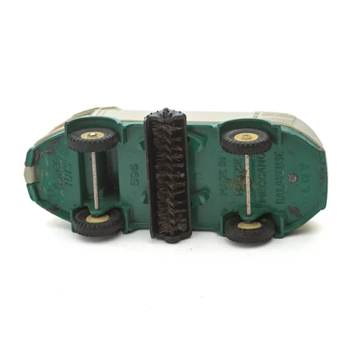 Dessous du châssis de la Dinky Toys 596 avec brosse rotative et inscriptions
