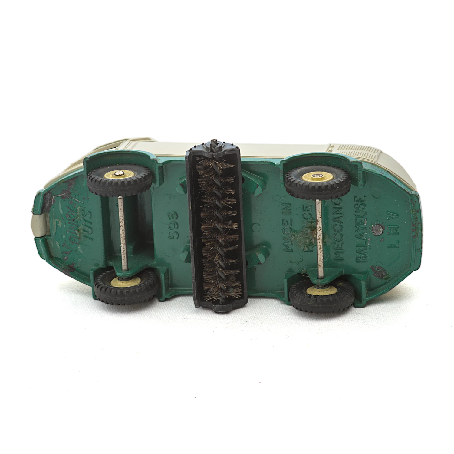 Dessous du châssis de la Dinky Toys 596 avec brosse rotative et inscriptions