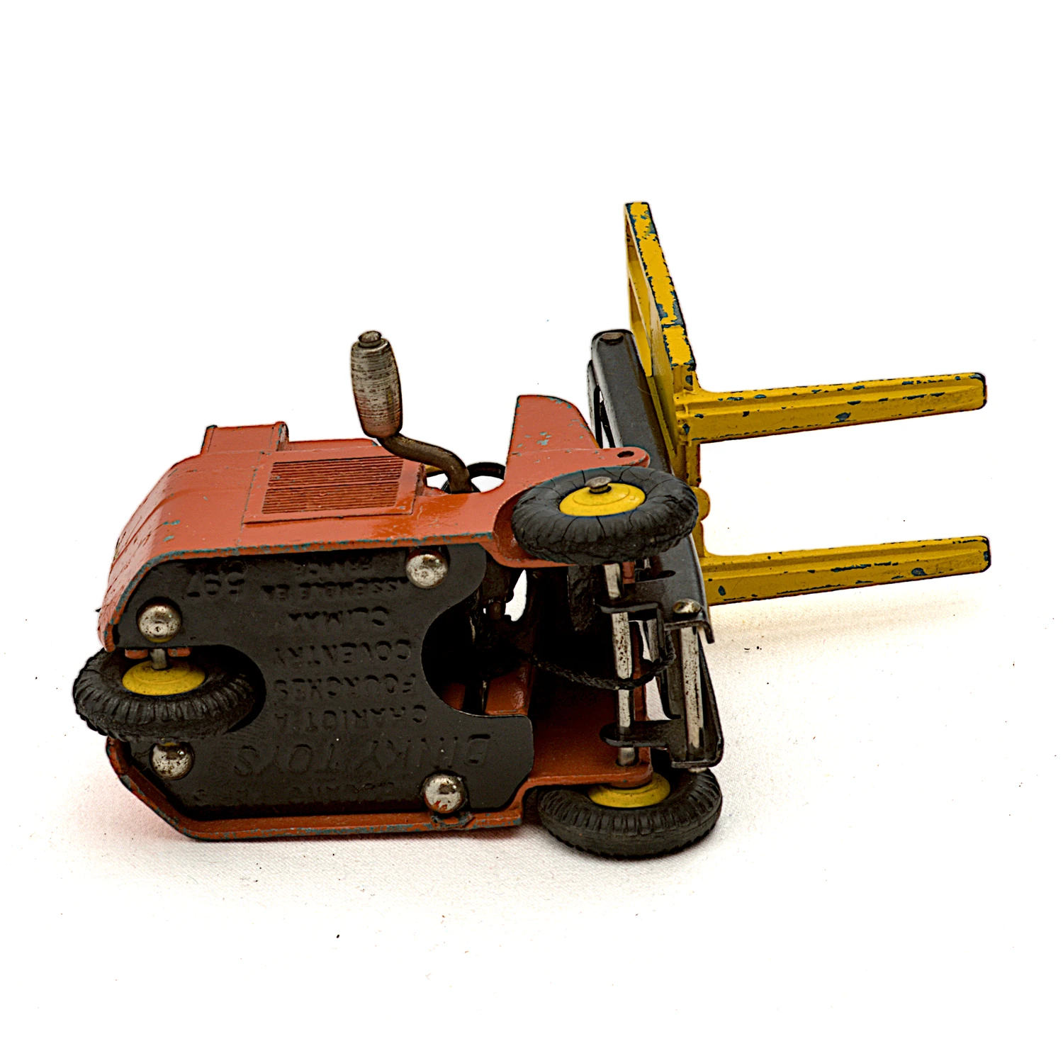 Dessous du châssis Dinky Toys 597 assemblé en France