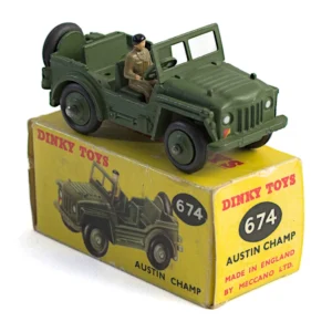 Miniature Dinky Toys 674 Austin Champ militaire posée sur sa boîte d'origine jaune