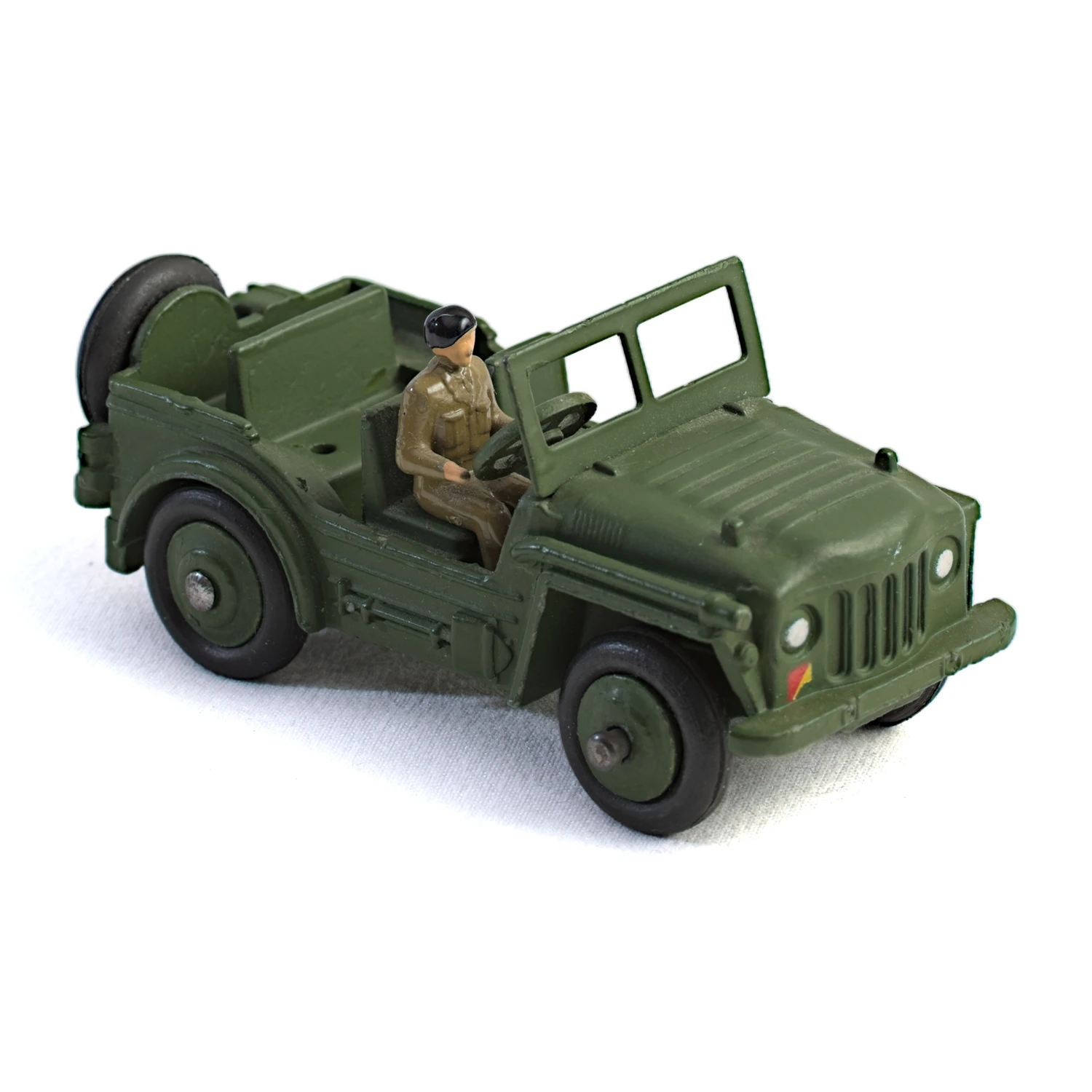 Vue avant gauche de la voiture miniature Dinky Toys Austin Champ avec conducteur
