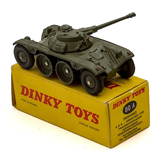 Miniature Dinky Toys 80A Panhard E.B.R. posée sur sa boîte jaune d'origine