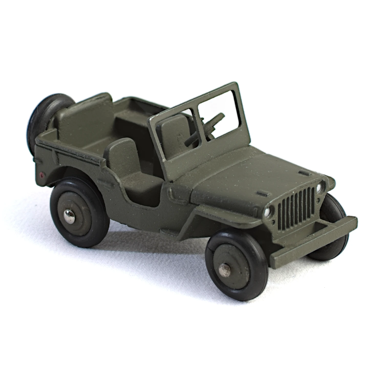Vue avant de la miniature militaire Jeep Dinky Toys vert olive