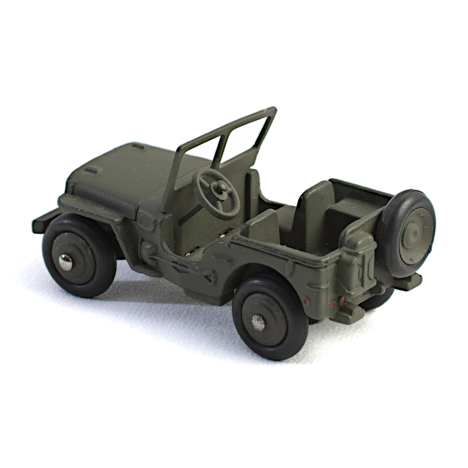 Vue arrière de la Jeep Dinky Toys avec roue de secours