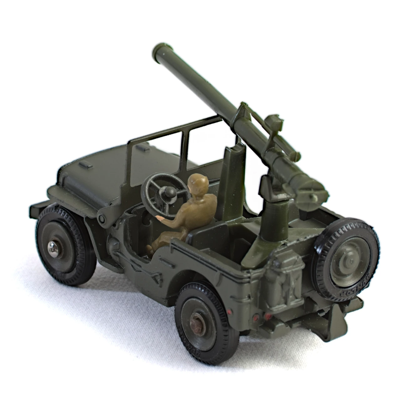 Vue arrière de la miniature Dinky Toys Jeep avec roue de secours et canon