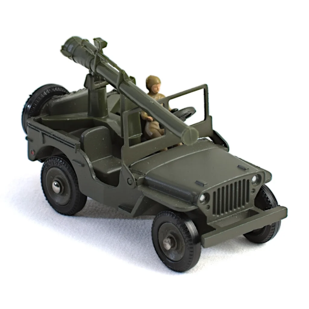 Vue de face de la Jeep Dinky Toys 829 avec conducteur et détails du canon