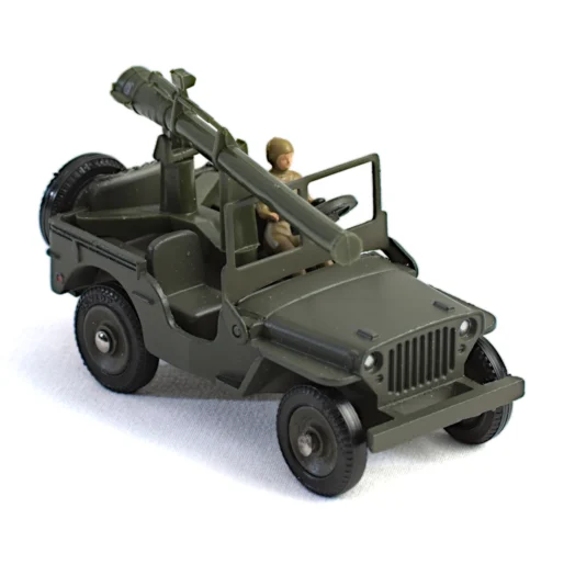 Vue de face de la Jeep Dinky Toys 829 avec conducteur et détails du canon
