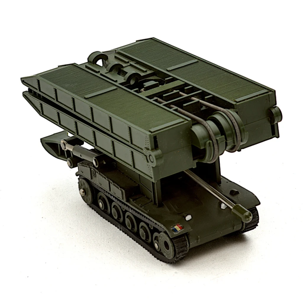Vue de trois quarts arrière du char AMX Dinky Toys avec le pont replié