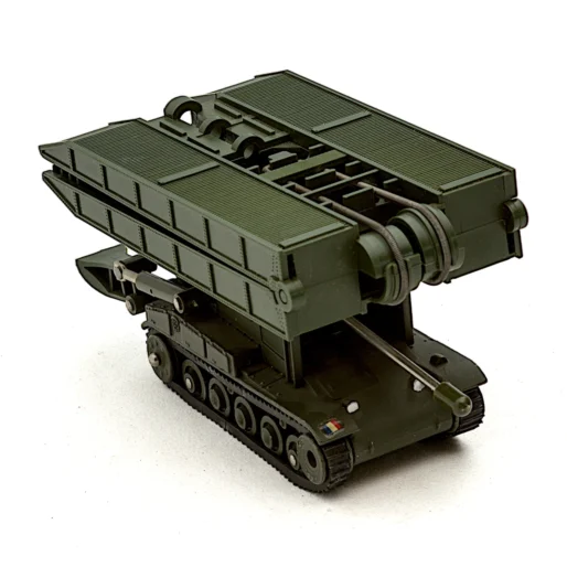 Vue de trois quarts arrière du char AMX Dinky Toys avec le pont replié