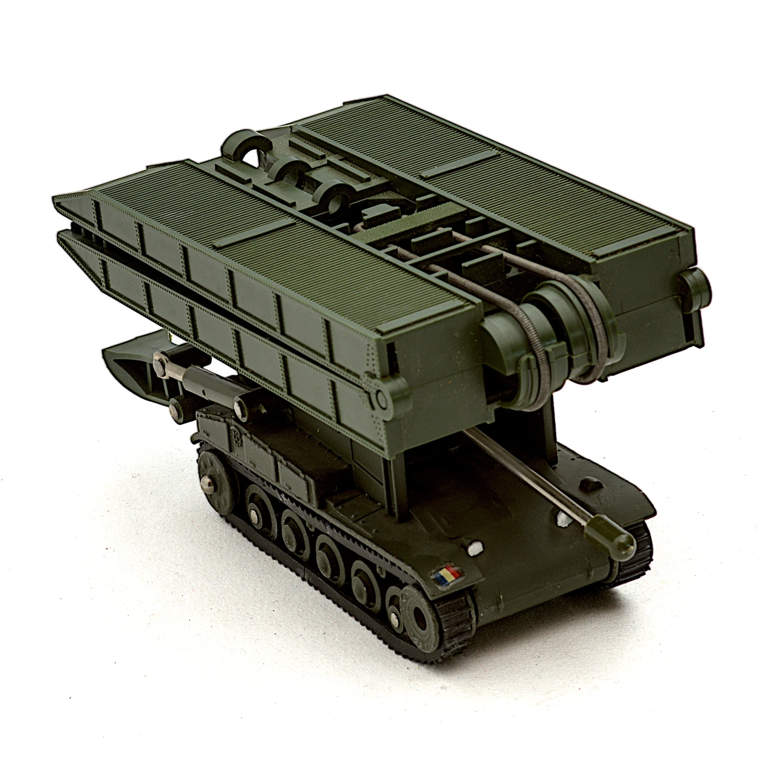 Vue de trois quarts arrière du char AMX Dinky Toys avec le pont replié