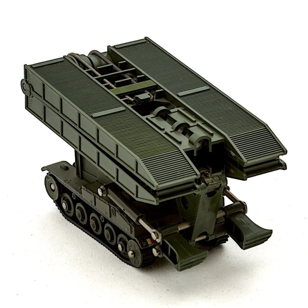 Vue arrière du char AMX poseur de pont Dinky Toys montrant le mécanisme