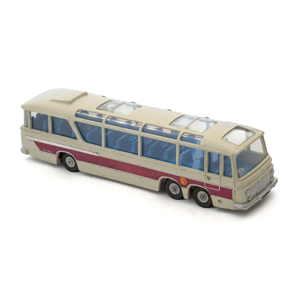 Autocar miniature Dinky Supertoys 952 Vega Major Luxury Coach vue de trois quarts avant